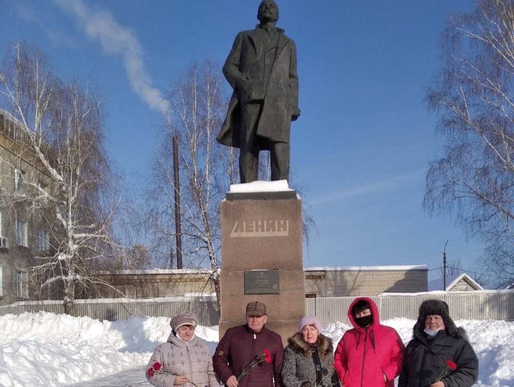 Цветы к памятнику ленина. Памятники Ленину в городах России. Памятники Ульяновской области. Холмская памятник на Ленина. Возложение цветов к памятнику Ленина Каменка.