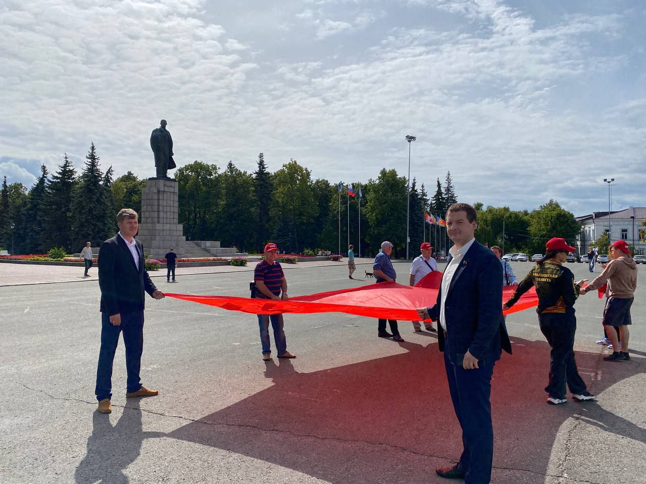 Кпрф ульяновск. Мемориал Победы Курск. Возложение цветов к памятнику. Сквер Победы. Трасса на крурс мемориал.